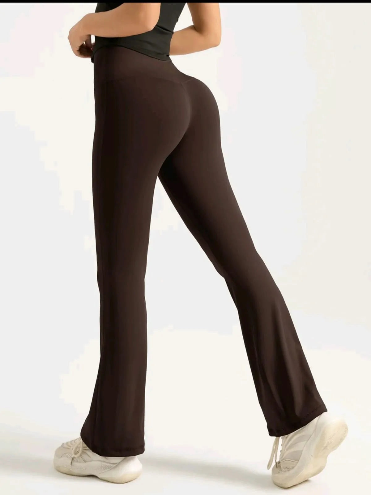 Pantalones deportivos acampanados