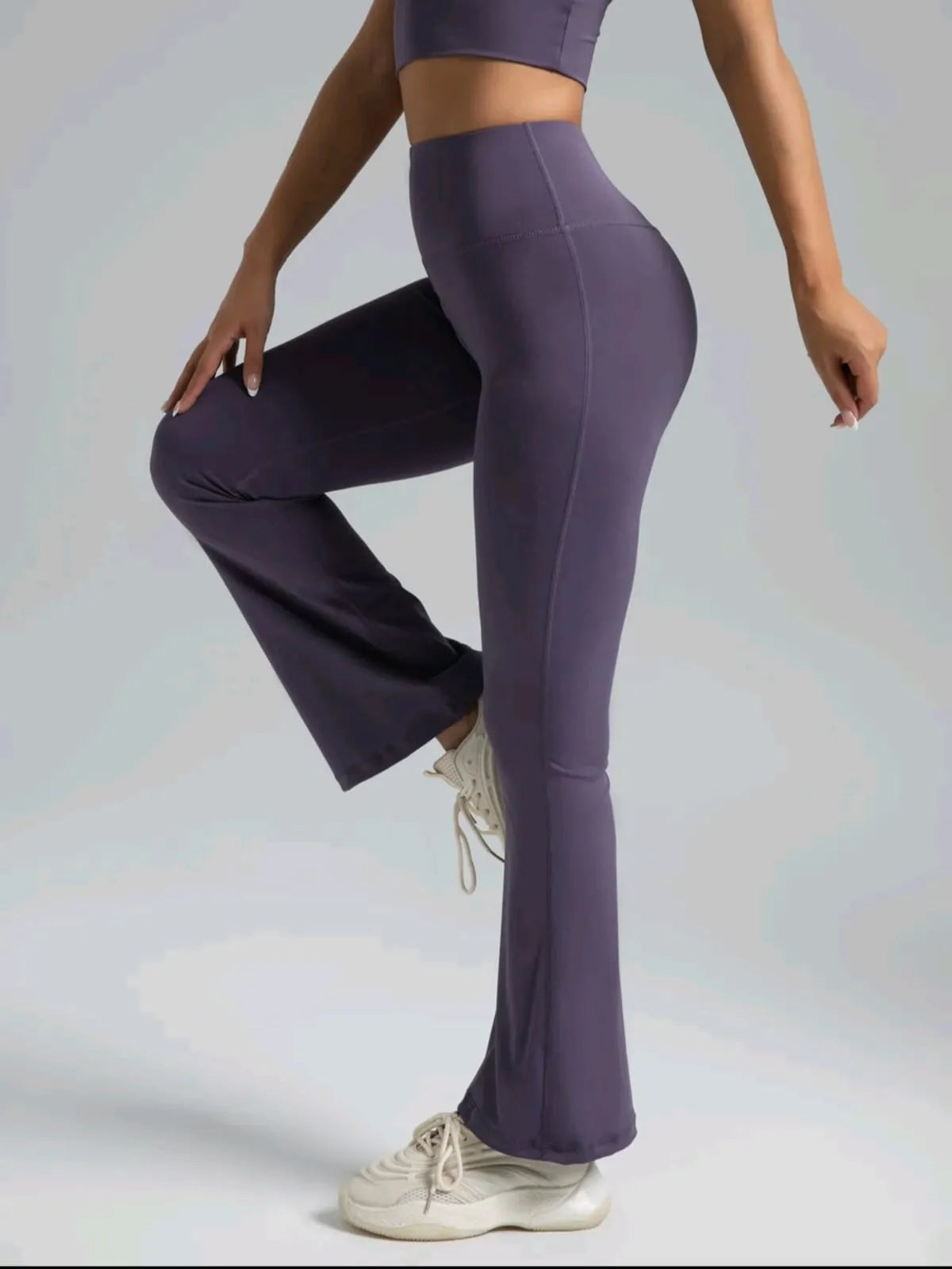 Pantalones deportivos acampanados