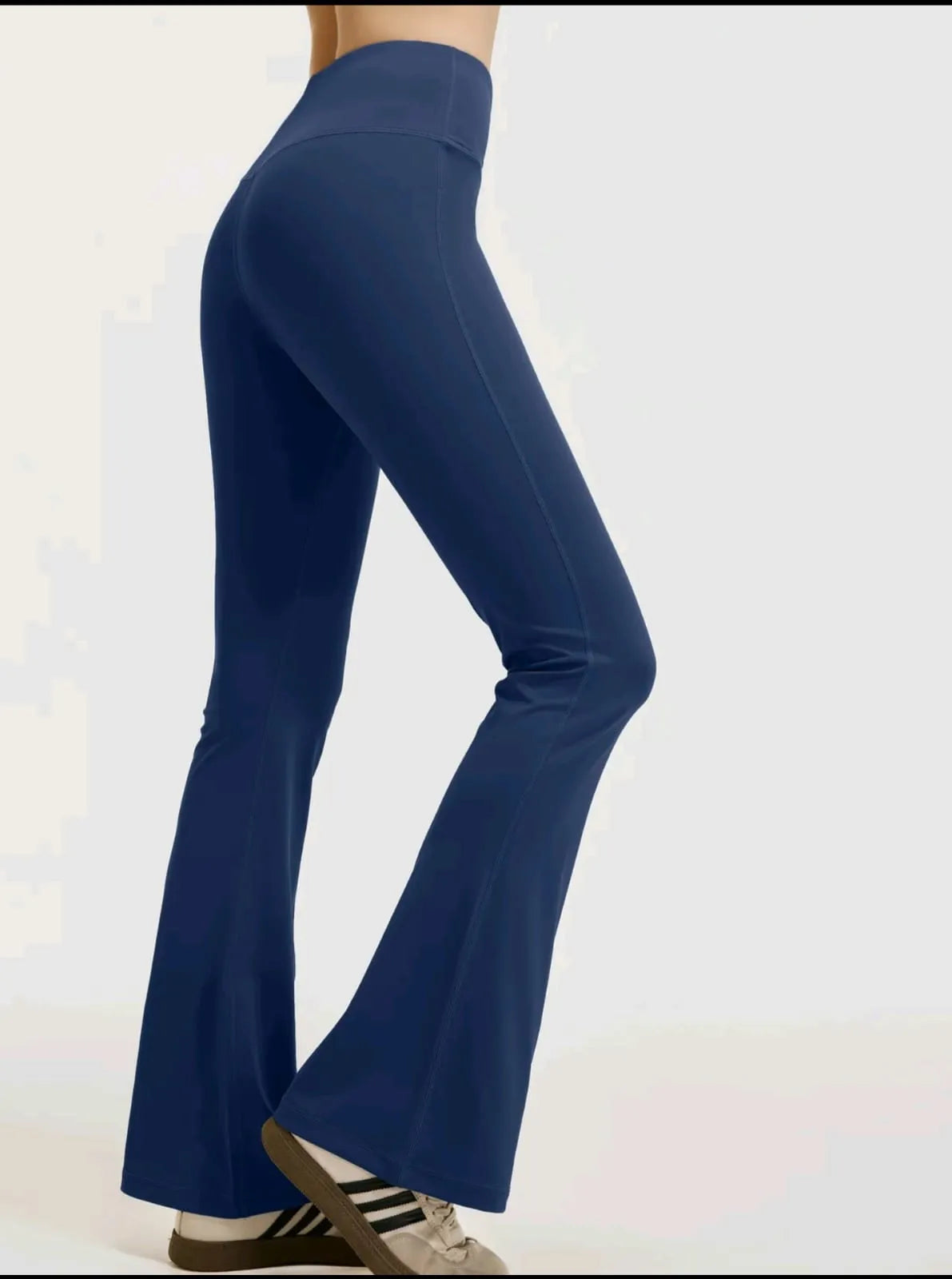 Pantalones deportivos acampanados